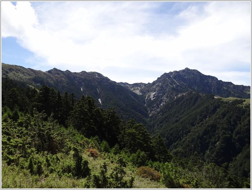 2012-07-11 09-48-21往審馬陣草原途中看南湖大山.JPG